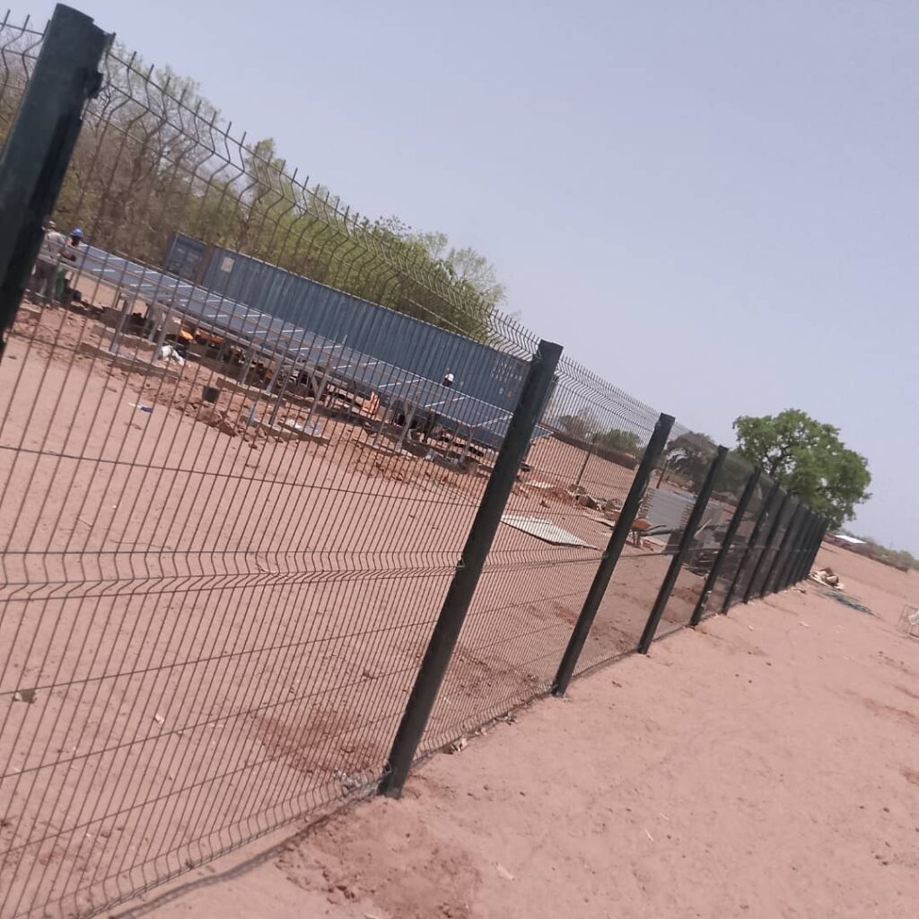 BarFaso &mdash; Pose de la cloture de securite autour de la centrale