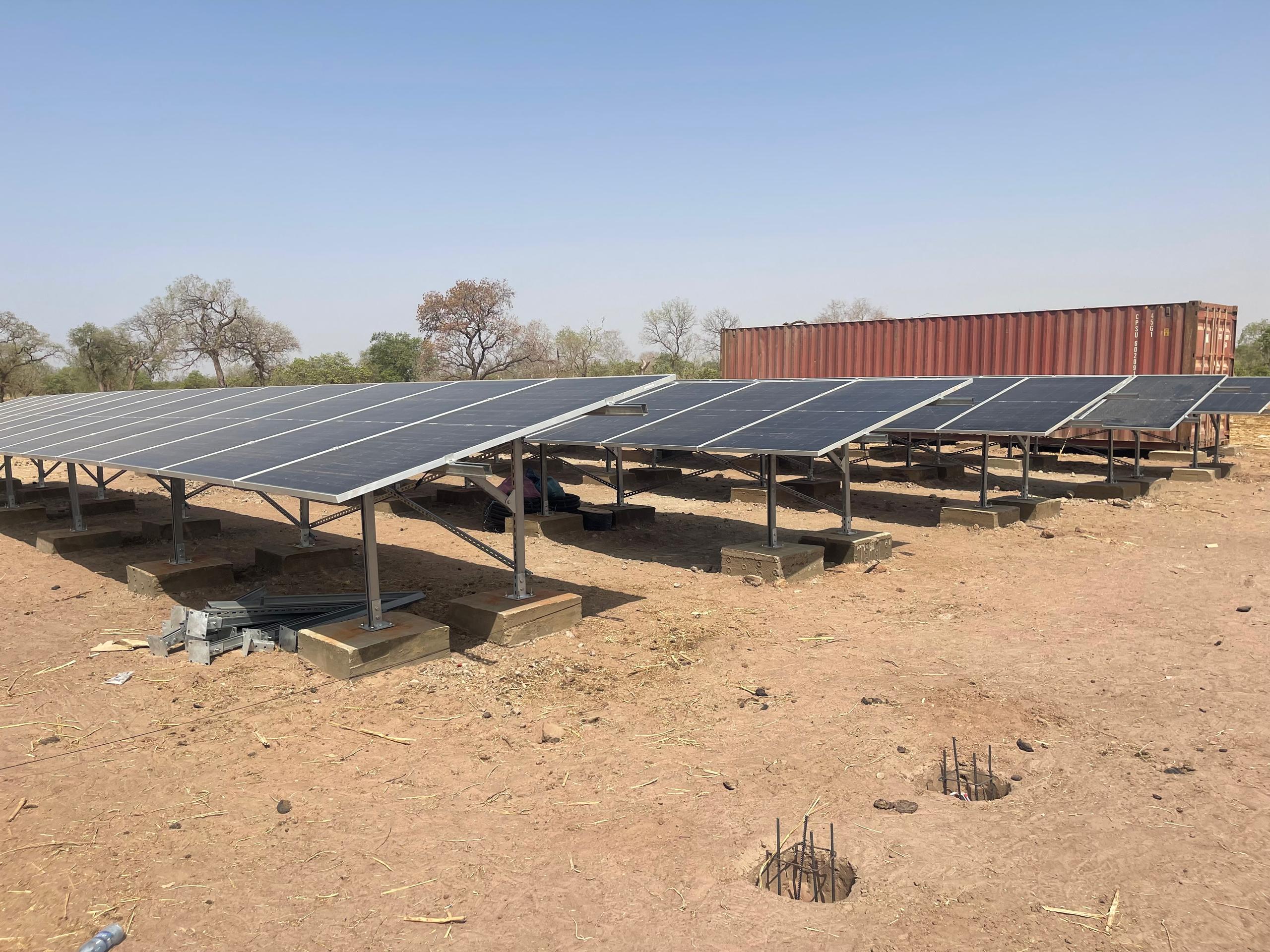 Silame — Champ de panneaux solaires, structures sur
socles beton